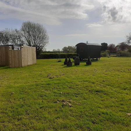 Glamping In Wiltshire In Our Luxury Shepherds Hut Chippenham  Kültér fotó
