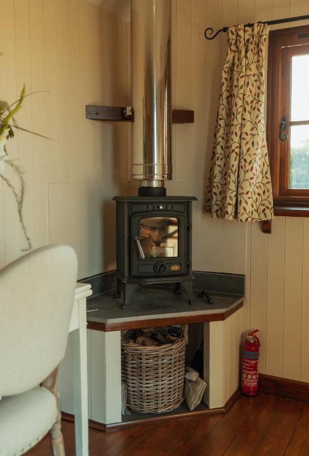 Glamping In Wiltshire In Our Luxury Shepherds Hut Chippenham  Kültér fotó