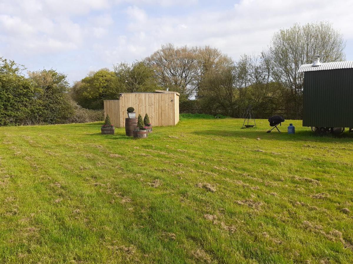 Glamping In Wiltshire In Our Luxury Shepherds Hut Chippenham  Kültér fotó