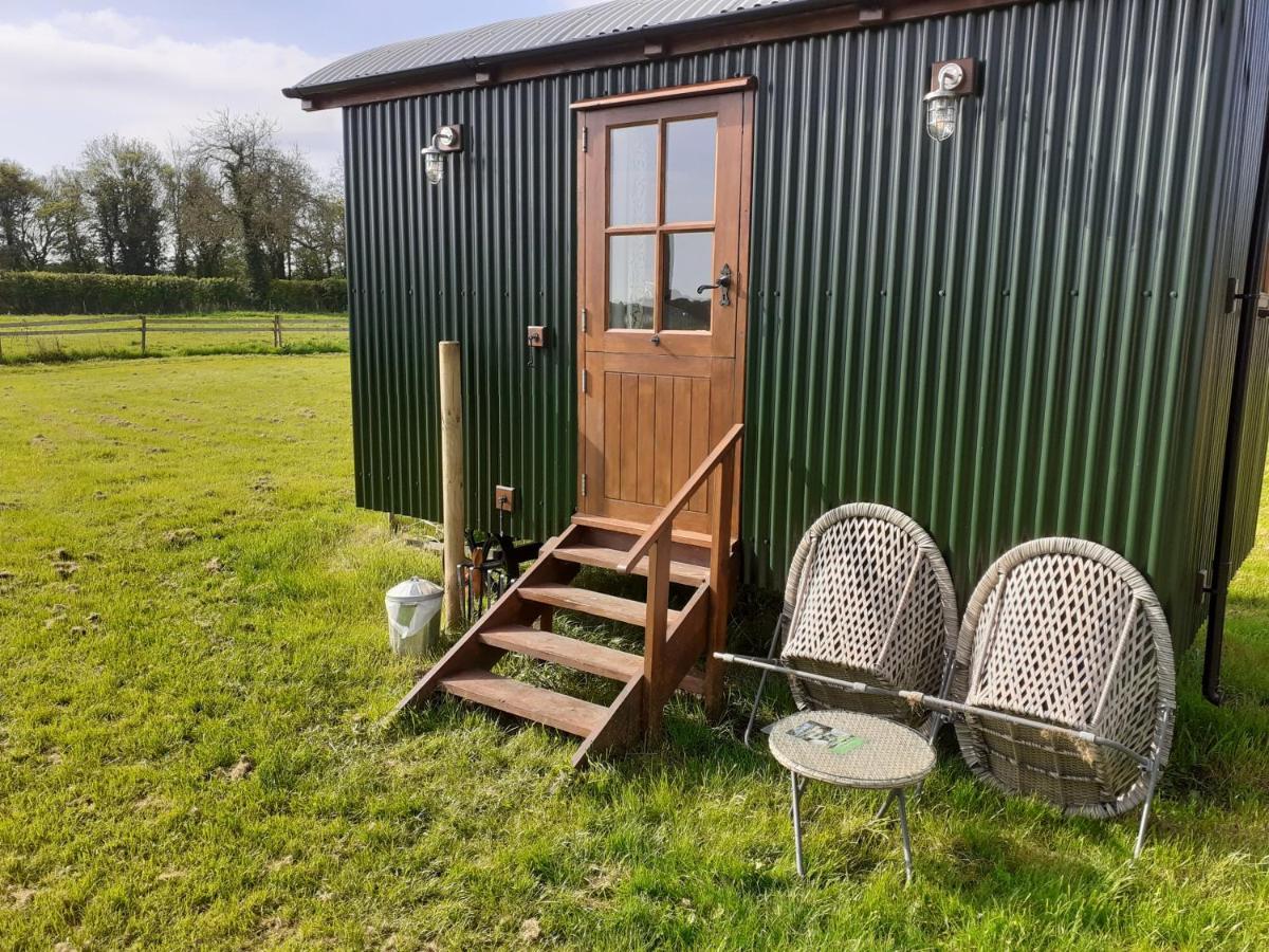 Glamping In Wiltshire In Our Luxury Shepherds Hut Chippenham  Kültér fotó
